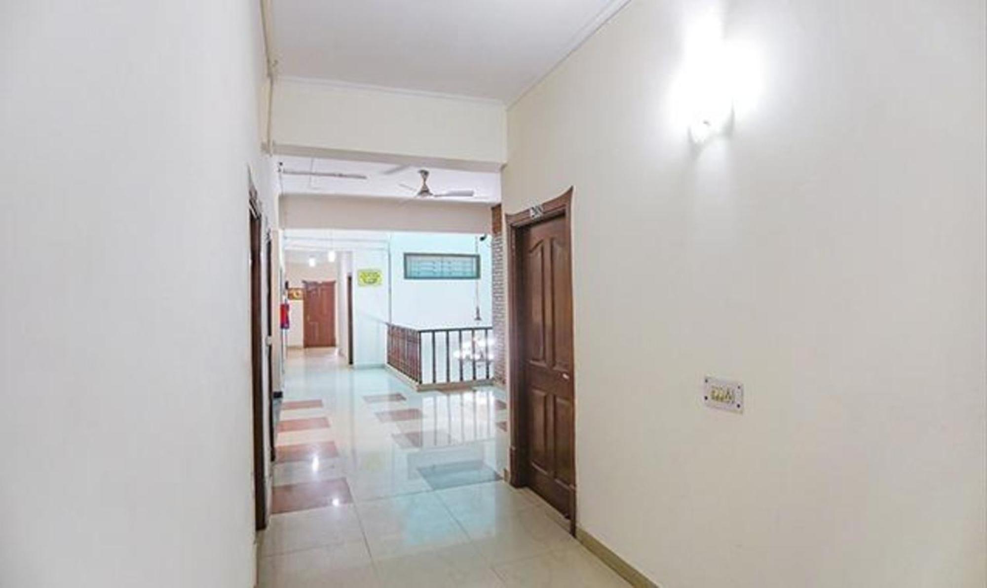 Hotel Fabexpress Ap International Noida Esterno foto