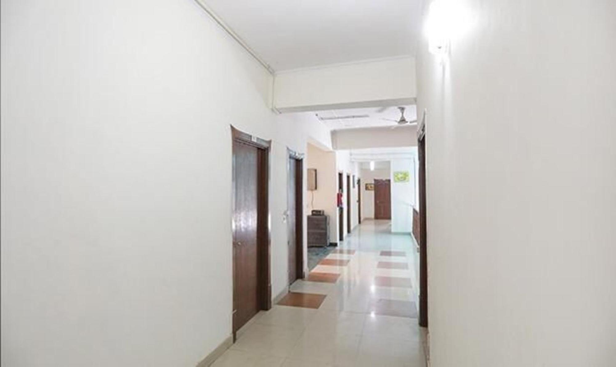 Hotel Fabexpress Ap International Noida Esterno foto