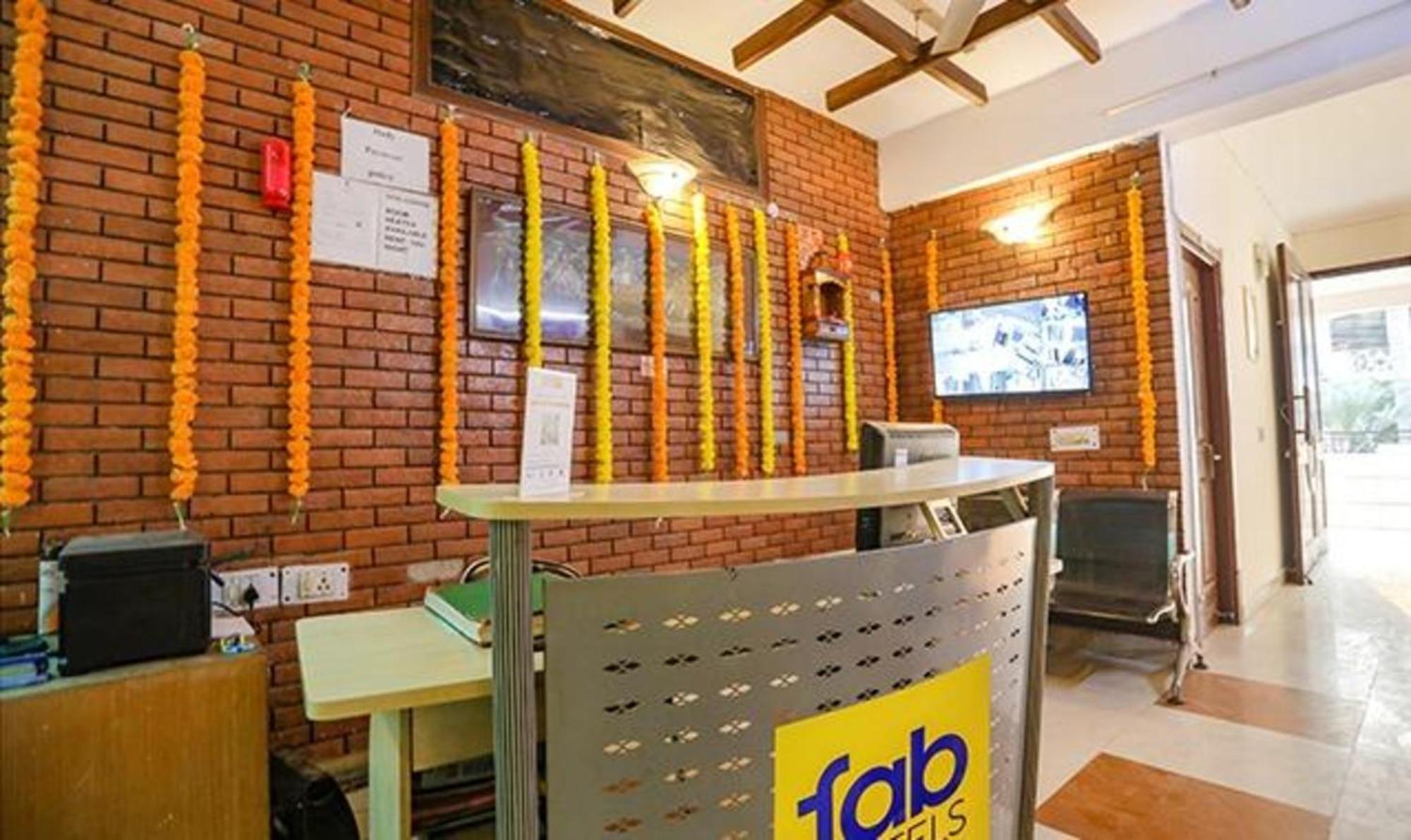 Hotel Fabexpress Ap International Noida Esterno foto